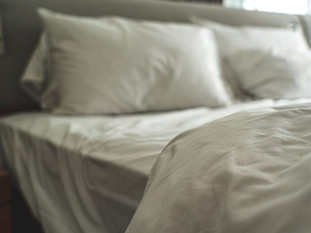 Pourquoi dort-on mieux à l’hôtel ? Le secret des matelas enfin révélé