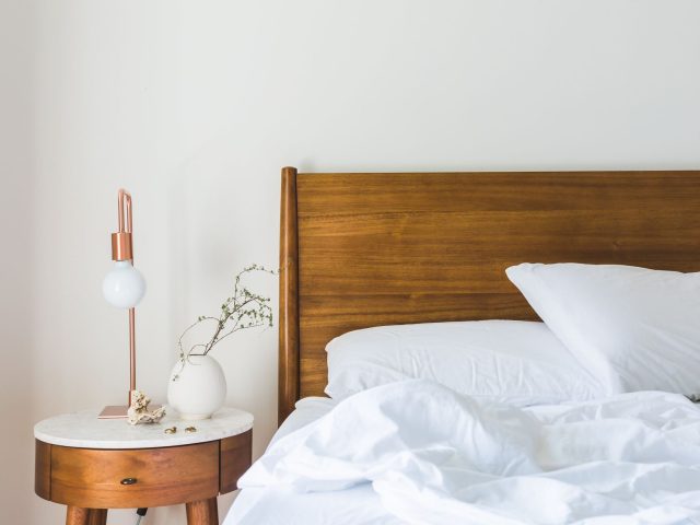 Comment choisir un surmatelas rafraîchissant pour éviter la chaleur nocturne ?